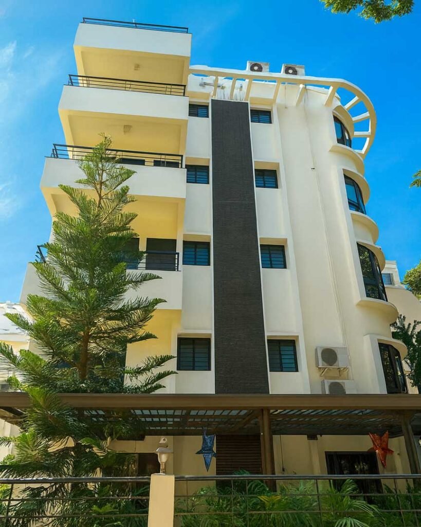 The building, Cooke Town